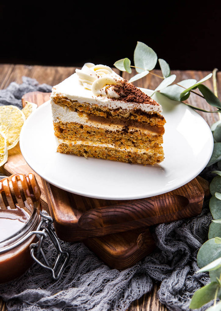 A piece of carrot cake with caramel - Foto, immagini