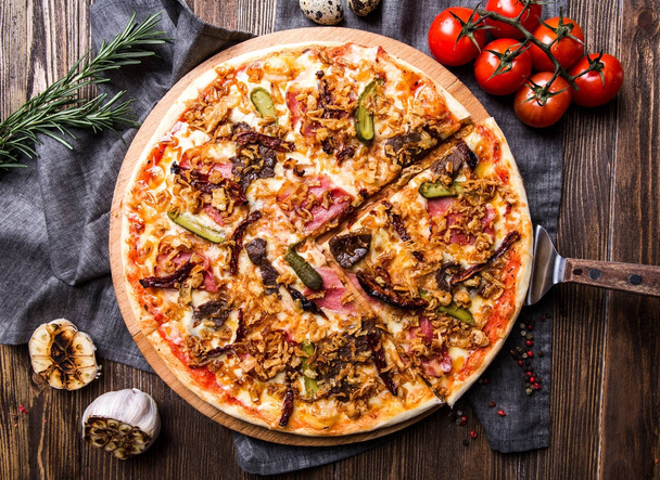 Chutné italské pizzy na tmavé dřevěné pozadí pohledu shora - Fotografie, Obrázek