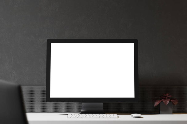 Pantalla blanca del ordenador sobre una mesa de madera negra
 - Foto, Imagen