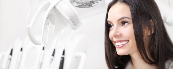 pojęcie opieki stomatologicznej, piękna kobieta uśmiechający się na b Klinika dentysta - Zdjęcie, obraz