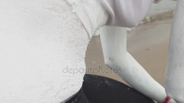 Живіт і спина вкриті білою фарбою дівчина на морському березі сидить на колінах
 - Кадри, відео