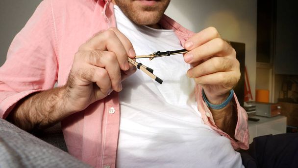 Homme admirant les bracelets de montre en cuir véritable après le déballage
 - Photo, image