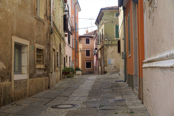Rue tranquille dans le centre-ville d'Izola
 - Photo, image