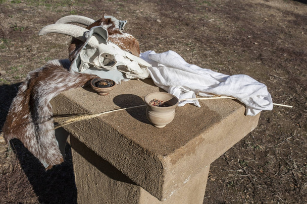 Священные предметы над камнем, готовые к ритуалу Атецина
 - Фото, изображение