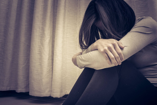 mulheres deprimidas sentadas no quarto escuro, sozinhas, tristeza, conceito emocional
 - Foto, Imagem