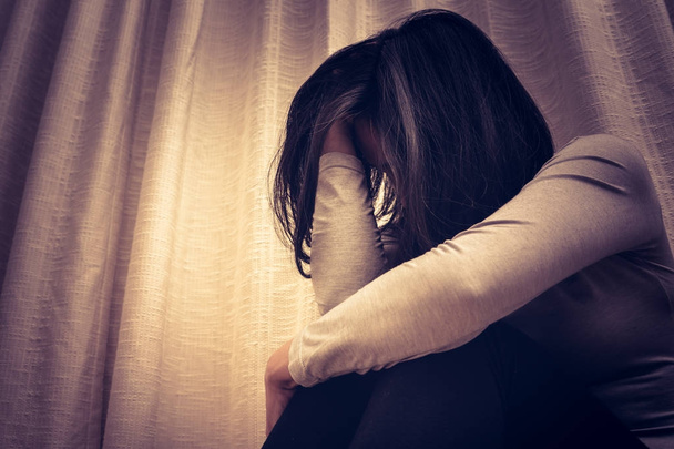 depressziós nő ül a sötét szobában, egyedül, a szomorúság, az érzelmi koncepció - Fotó, kép