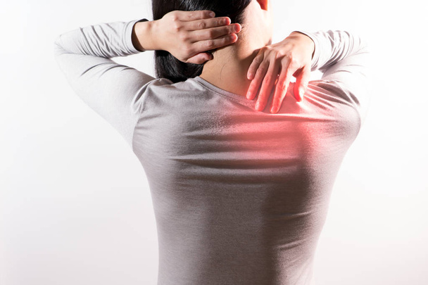 las mujeres sufren de lesión en el cuello / hombro / dolor después del trabajo
 - Foto, imagen