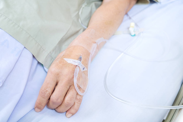 Mano de mujer asiática mayor con bomba de infusión tratada en el hospital. antecedentes médicos
 - Foto, imagen