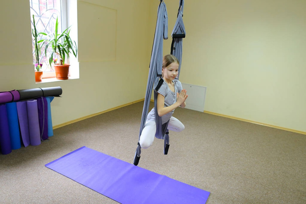 Bambina si esibisce in aria elementi acrobatici
. - Foto, immagini