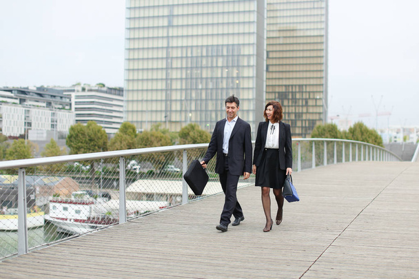 economisti maschio e femmina in abiti stretti a piedi
. - Foto, immagini