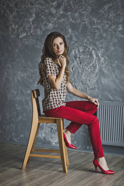 Studio portrait de femme en jean rouge 6942
. - Photo, image