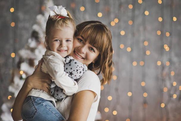 A Christmas portrait of mother and daughter 7169. - Foto, Imagen