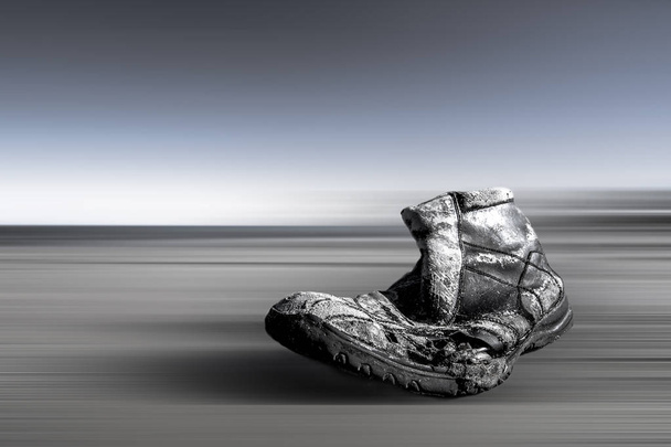 Zapato perdido buscado en la costa con fondo borroso en movimiento
. - Foto, Imagen