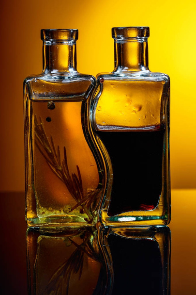 Bottiglie di olio d'oliva aromatizzato e aceto balsamico
 . - Foto, immagini