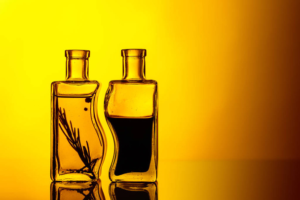 Garrafas de azeite aromatizado e vinagre balsâmico
 . - Foto, Imagem