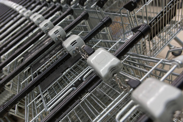 Many empty shopping carts in a row - Foto, Bild