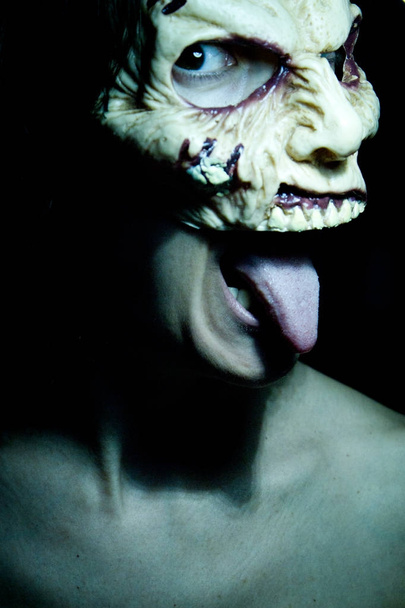 Zombie-Frau mit Totenmaske - Foto, Bild