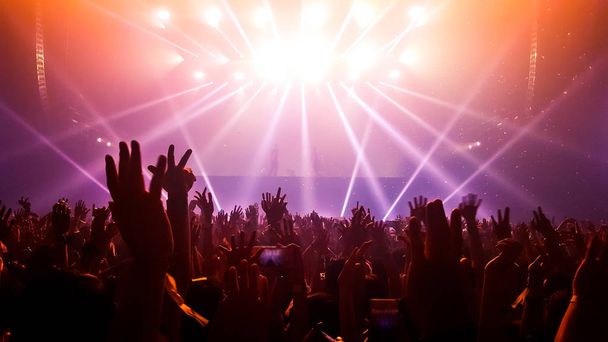 Счастливые люди танцуют в ночном клубе Party Concert - Фото, изображение