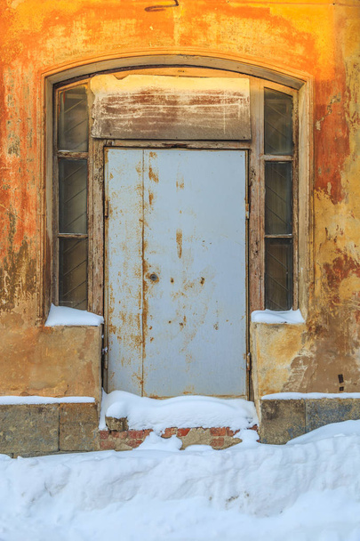 Porte vintage dans un vieux bâtiment
 - Photo, image
