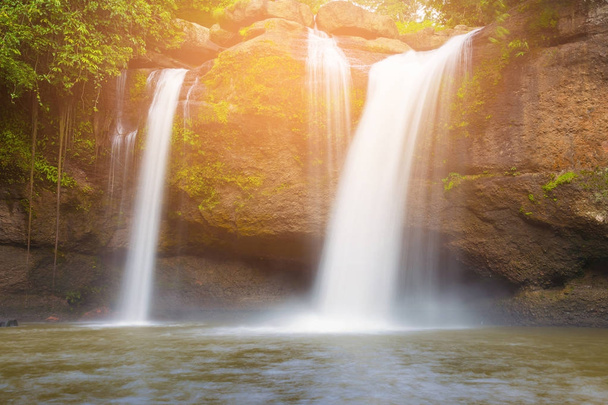 Природный водопад на скале, в национальном парке Таиланда природный пейзаж
 - Фото, изображение