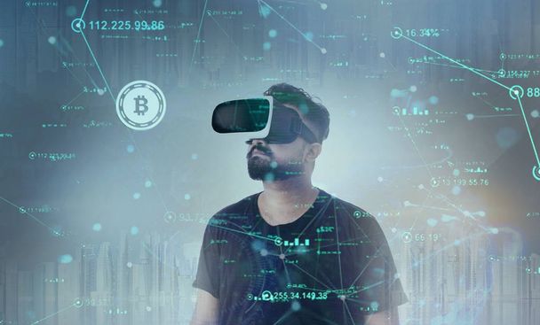 Chico mirando a través de gafas VR (Realidad Virtual) - Bitcoin
 - Foto, Imagen
