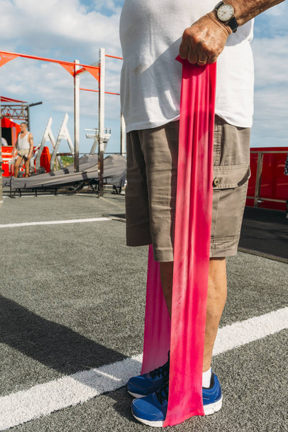 Açık hava spor streç bir kordon ile büyük adam 80-89 exercsing - Fotoğraf, Görsel