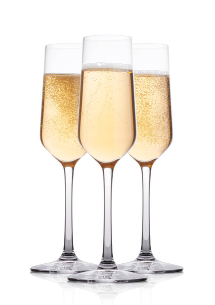 Elegantes copas de champán amarillo con burbujas
 - Foto, Imagen