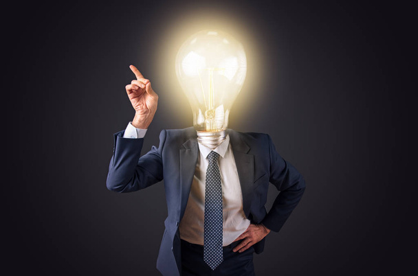 Ideia nasce, cabeça de homem de negócios sênior é uma lâmpada
 - Foto, Imagem