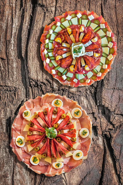 Dois tradicionais sérvios bem-vindos petizer pratos salgados Meze Set em rústico velho Weathered rachado Pinewood piquenique mesa Grunge superfície
 - Foto, Imagem