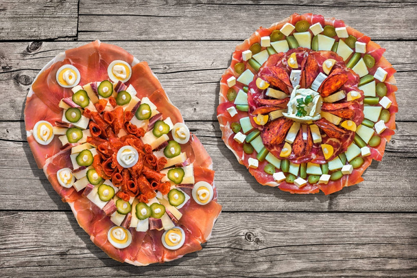 Ensemble Meze deux plats salés traditionnels serbes de bienvenue
 - Photo, image