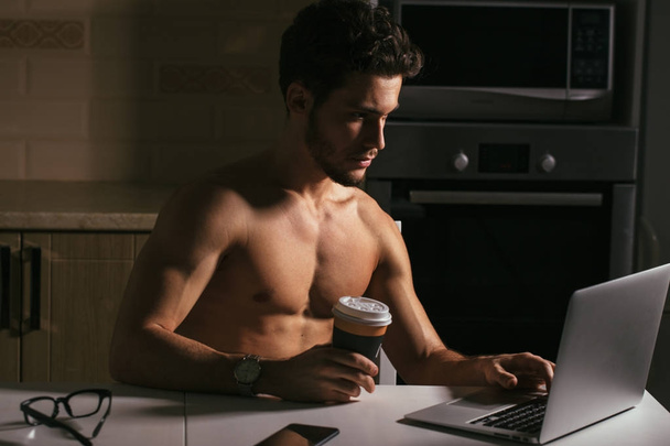 Fit Man Using Laptop and drink coffee at morning - Foto, Imagem