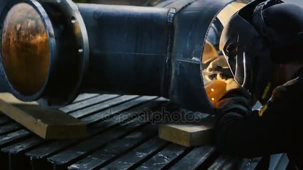 El trabajador con la máscara de soldadura dentro de la fábrica. El proceso de soldadura de una parte del equipo dentro de la fábrica
 - Imágenes, Vídeo