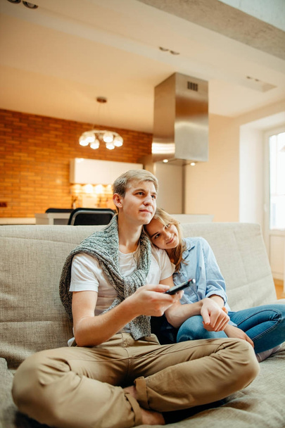 Couple Watching Movie On Television At Home - Foto, afbeelding
