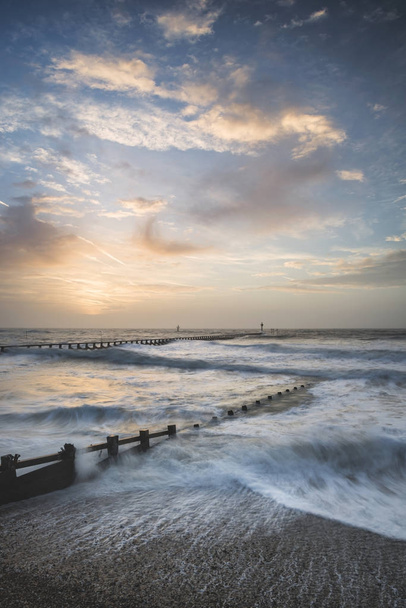 Gyönyörű drámai viharos táj kép, a hullámok összeomlik rá - Fotó, kép