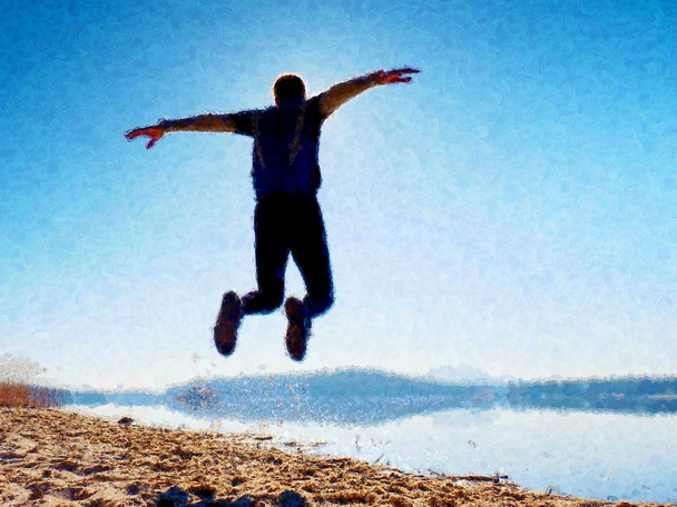 Pintura al óleo. Saltando hombre. Deportista loco saltando una en la playa durante el amanecer
  - Foto, imagen