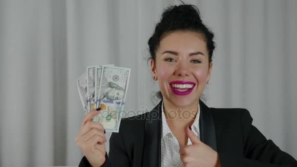 Mujer de negocios feliz mostrando un spread de efectivo
 - Metraje, vídeo