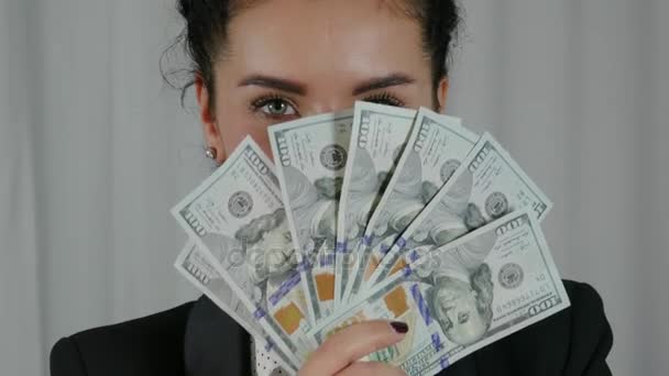 Feliz sonriente mujer de negocios mostrando una propagación de dinero en efectivo
 - Metraje, vídeo