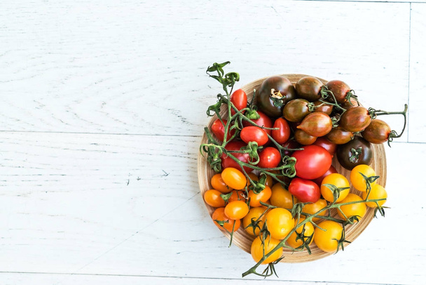 colorful tomatoes on plate, close up - Foto, Bild