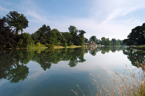 Lago nel Bois de BouloCatgories 2NuditoriauxAutorisationsgne a Parigi
 - Foto, immagini