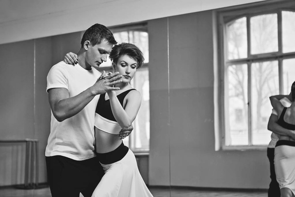 piękna para tańczy tango - Zdjęcie, obraz