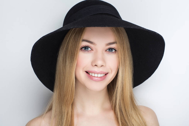 woman black hat - Foto, afbeelding