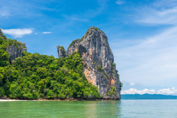 Blick auf das schöne Ufer der Insel mit einer hohen Felsdecke - Foto, Bild