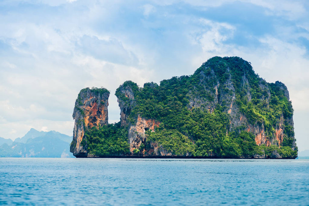 eine malerische Insel - ein grüner Felsen im Meer - Foto, Bild