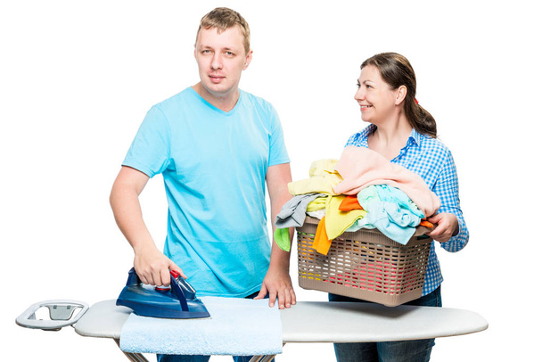 πορτρέτο του ένα ευτυχισμένο παντρεμένο ζευγάρι ενώ απομονώσετε σιδέρωμα ρούχων - Φωτογραφία, εικόνα
