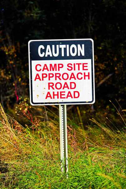 Znak Uwaga Camp witryny podejście drogi naprzód - Zdjęcie, obraz