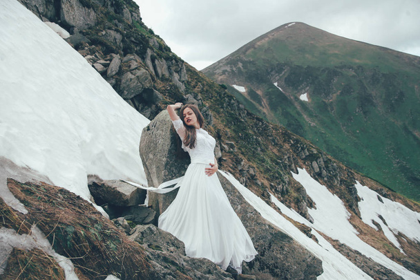 The bride in  mountains. Wedding - Foto, afbeelding