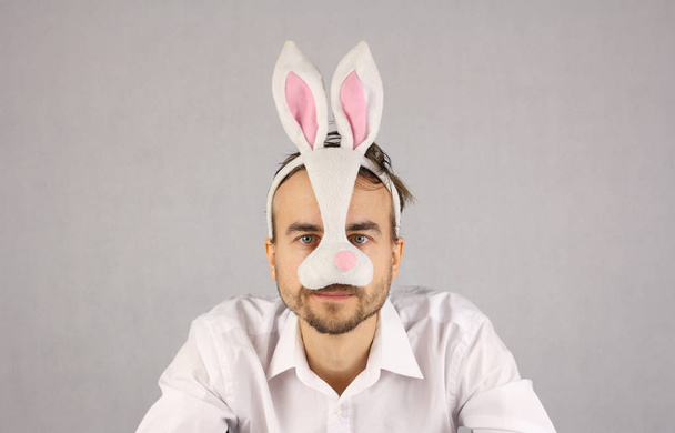 człowiek w królik Wielkanoc maska patrząc na kamery  - Zdjęcie, obraz