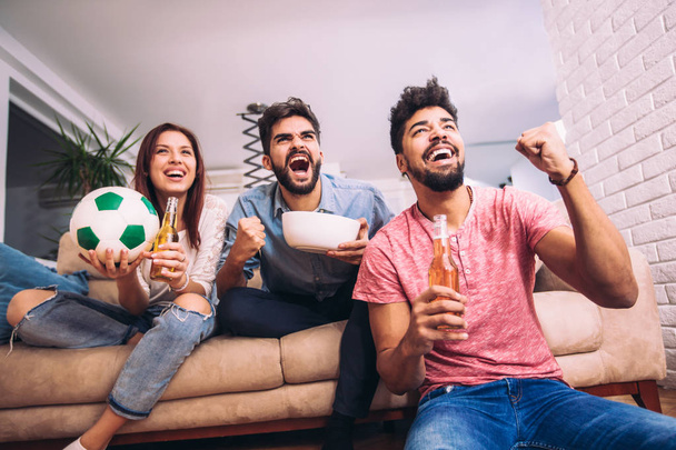 Grupo de aficionados multinacionales al fútbol animando
 - Foto, Imagen