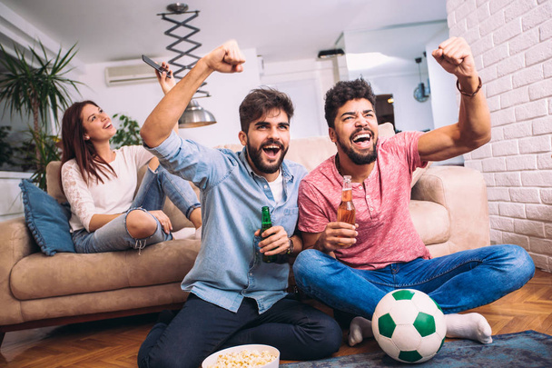 Grupo de aficionados multinacionales al fútbol animando
 - Foto, Imagen