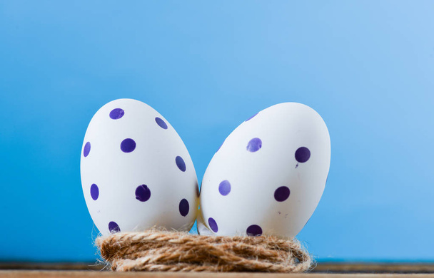 Coloridos huevos de Pascua pintados en el nido
 - Foto, imagen